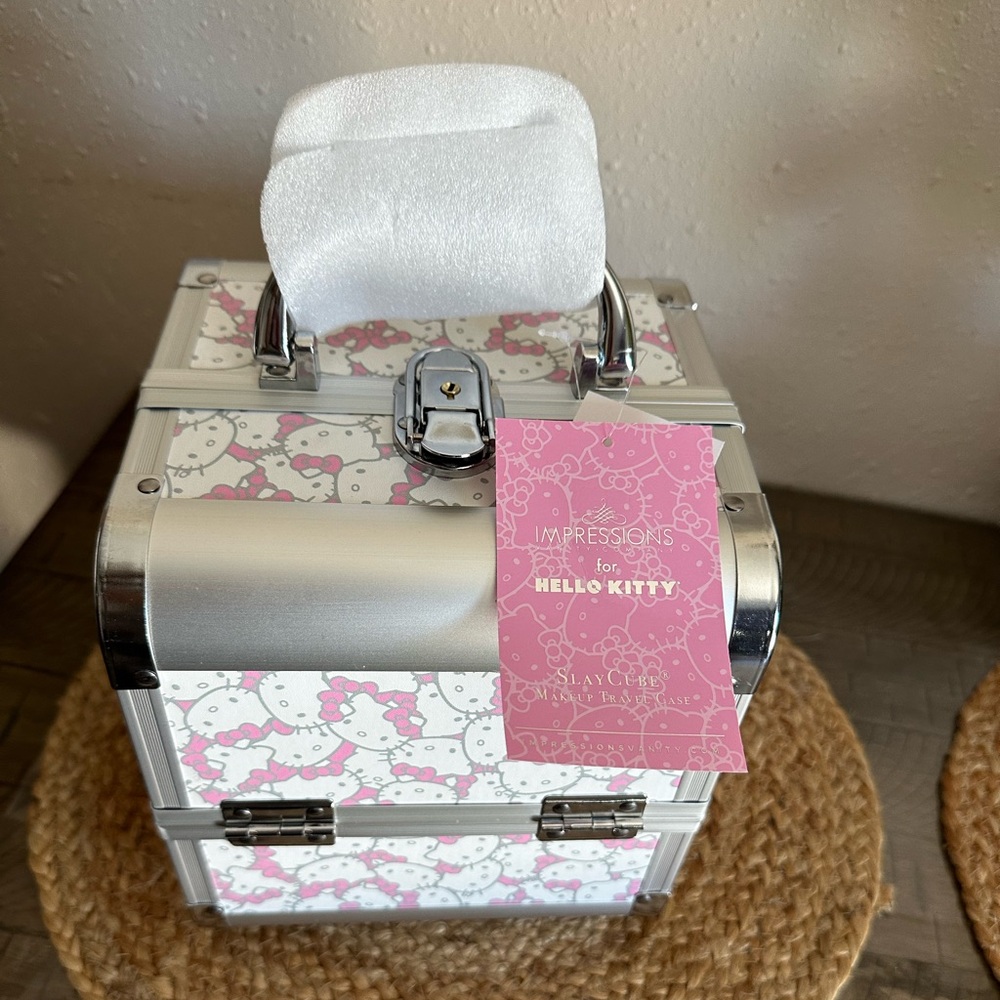 Hello Kitty makeup case - Picture 2 of 4